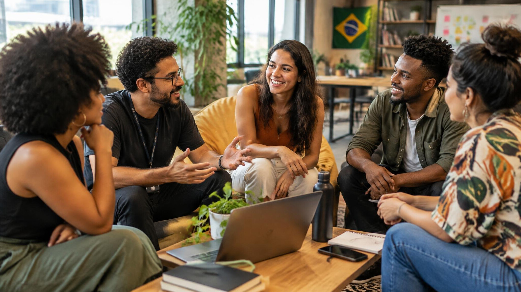 Grupo de pessoas conversando em um espaço de coworking