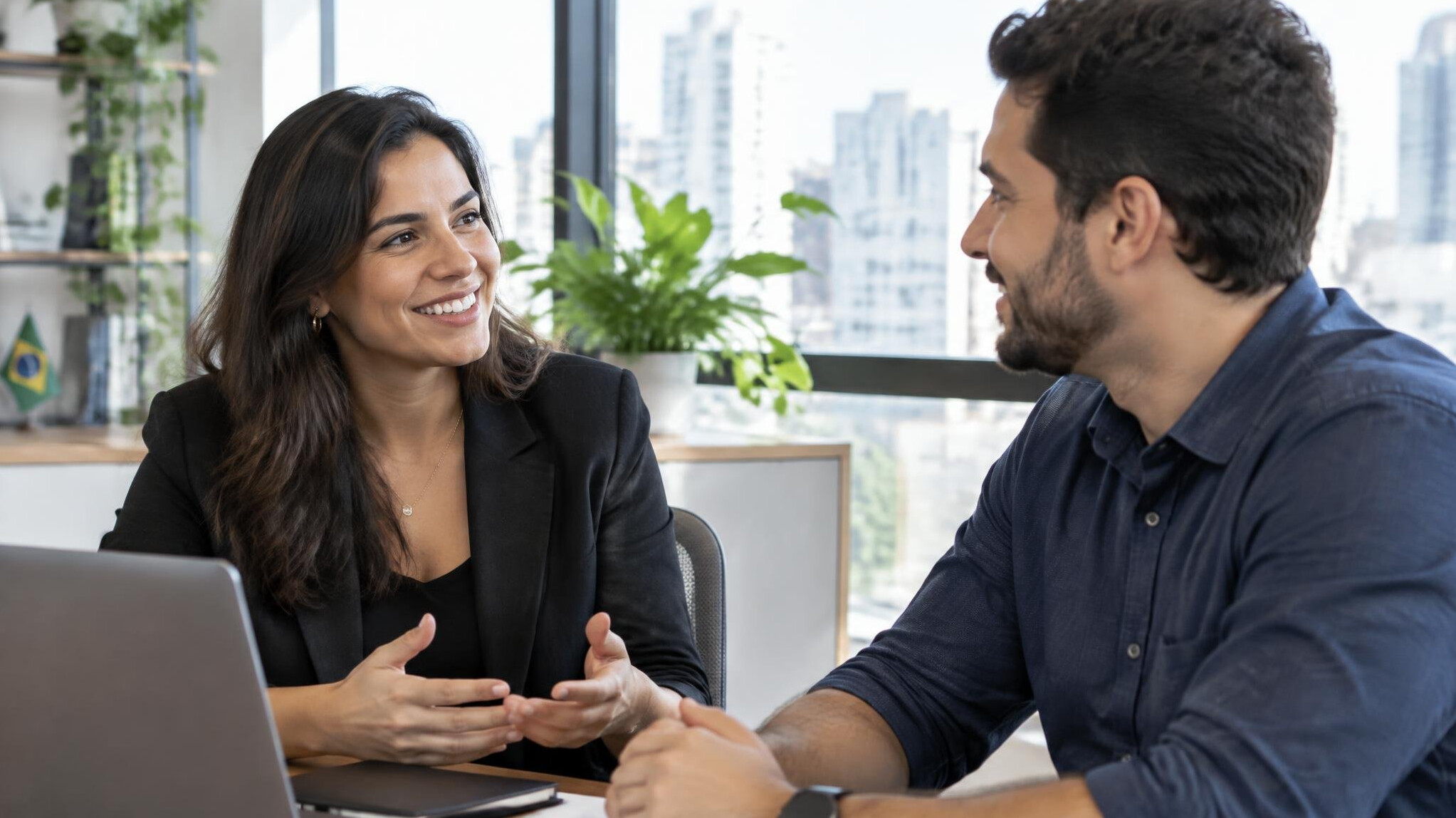 Duas pessoas conversando em um ambiente de trabalho claro e moderno